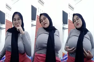Acha Jilbab Montok Becek Di Ruang Tamu